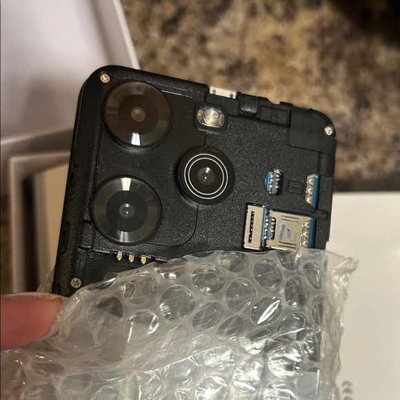 Smartphone with Triple Camera - Silver/ Black, phone case and screen protector - Picture 4 of 5